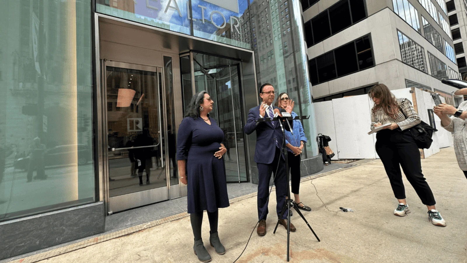 Protesters at NAR's Chicago Headquarters Demand Major Reforms